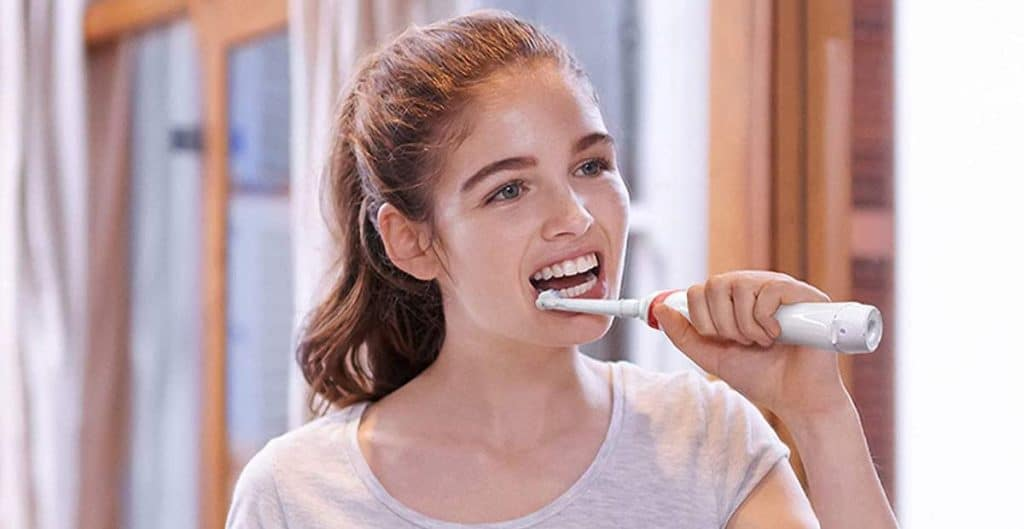 Pourquoi il vaut mieux éviter les brosses à dents électriques 